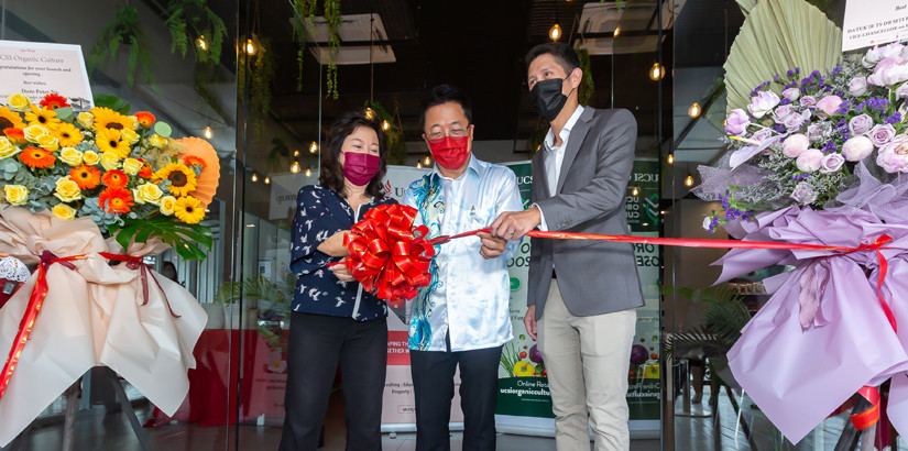 UCSI集团创办人兼执行主席拿督黄传发（中）与拿汀余斯敏（左），及王伟胜为“UCSI有机文化餐厅和零售店”进行开张剪彩。