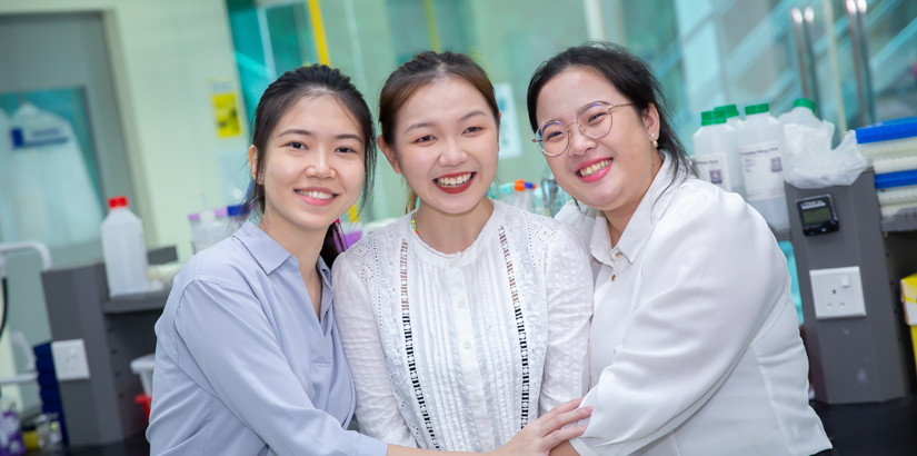 3名UCSI大学医药与健康科学院在读医学生，即将前往美国哈佛大学进行为期一年的“醛固酮信号研究”研究工作。左起为何婧慜、吴惠伶和萧靖柔。