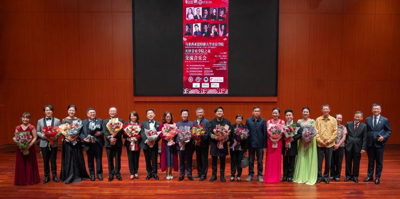 一众表演者和贵宾在完成精彩演出后进行谢幕。左八起为中国驻马大使馆大使夫人宋晓梅、天津音乐学院院长王宏伟、郑学方公使、天津音乐学院民乐系主任兼著名二胡演奏家陈军、UCSI大学副校长彭秀梅杰出教授。右二为UCSI大学音乐学院总监方廷华教授。