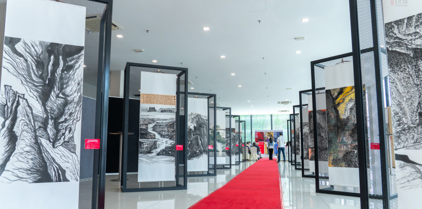 “问墨—迎光奔跑”王琴导师积点江山课程体系国际师生展，即日起至12日在UCSI大学展出。欢迎民众前往免费观展。