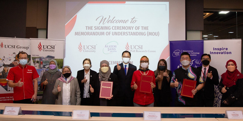 UCSI大学、UCSI民调研究中心和马来西亚科学院（ASM）签订促进研究合作的谅解备忘录。前排左一起为UCSI大学副校长（吉隆坡校区）拿督卓建国博士、哈札米哈比、阿斯玛·依斯迈、希蒂·哈米莎、白峻淇。后排右一为符芳裕、左二为彭秀梅