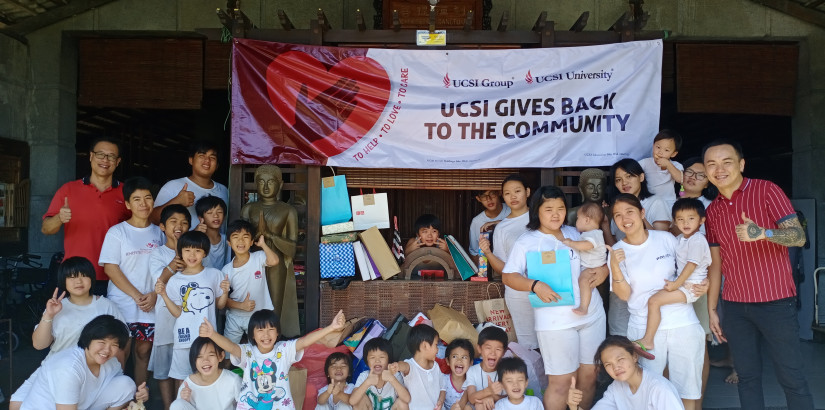 孩子们在收到礼物时喜上眉梢。逾60名菩提之家的孩子在这个圣诞节感受到来自UCSI集团送上的温暖。 
