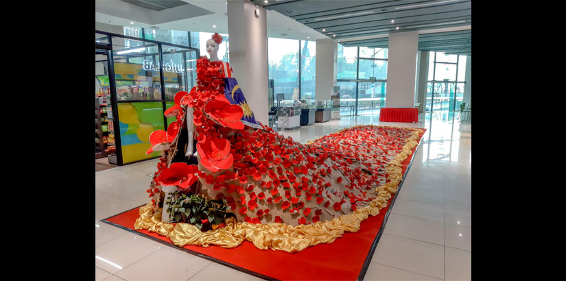 大红花人体模型”是以逾千朵回收纸制作的花朵设计而成，欢庆马来西亚独立62周年。