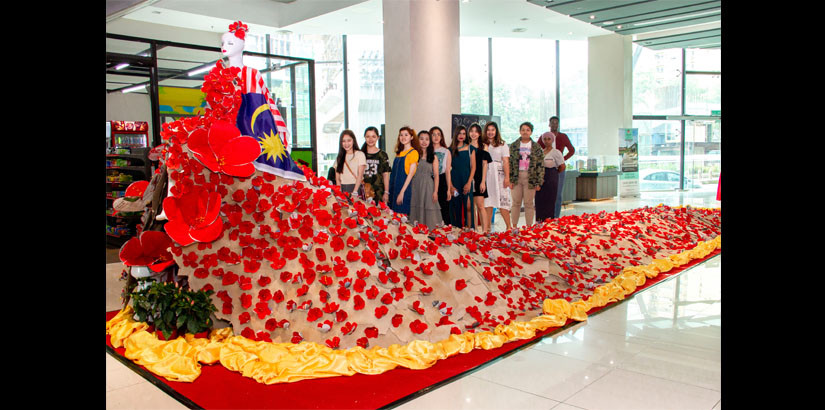 部分参与制作的学生，在完成作品后与“大红花人体模型”合照。该作品目前在UCSI大学吉隆坡校区的G栋大厅开放展览。