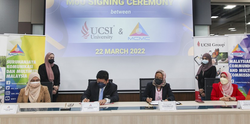 UCSI大学校长兼UCSI集团首席执行员拿督希蒂哈米莎教授（右二）与MCMC执行主席拿督法都拉苏海米博士（左二），代表双方签署备忘录，展开5G科技研究与应用的战略合作。