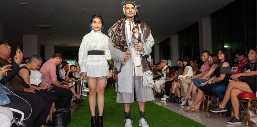 来自时装设计与市场营销荣誉学士课程的林靖俪（左），以“安娜贝拉的幻影”系列获得了参与者投选奖。