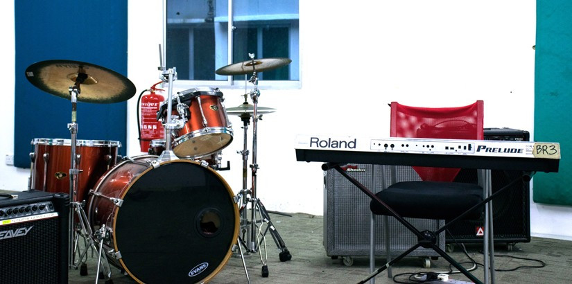 学院内设备齐全，包括鼓、吉他、贝斯……供学生使用