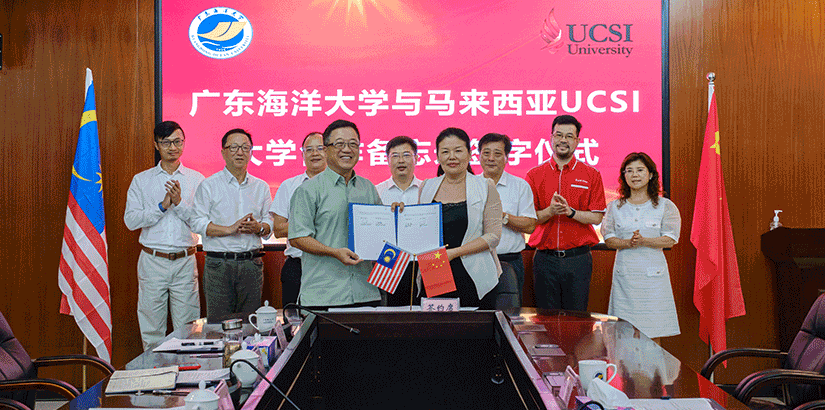 双方在杨洲书记（后中）见证下签署备忘录。UCSI大学代表为拿督黄传发（前左），广东海洋大学代表为副校长高秀梅（前右）。后右二为UCSI大学中国区总监施慧。 