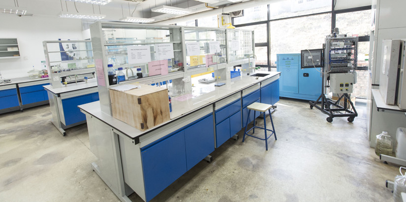这所石油化工实验室备有该领域实践研究所需的所有最新设备。