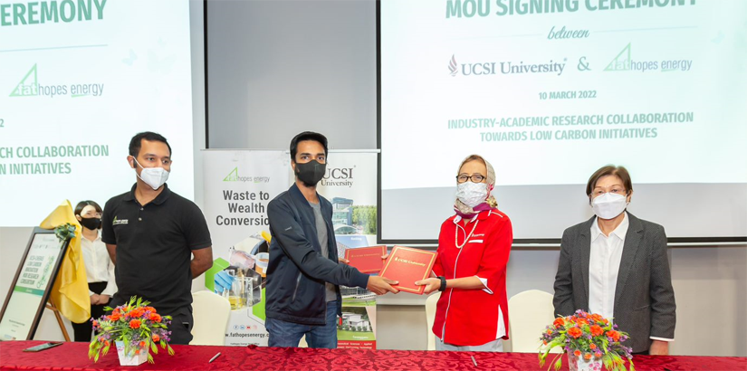 UCSI大学在推介礼上与Fathopes签署谅解备忘录。左起为文卡巴星、Vinesh Sinha、拿督希蒂·哈米莎教授，彭秀梅