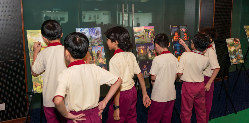 吉隆坡斯里UCSI学校（Sekolah Sri UCSI Kuala Lumpur）的学生们围在一起，认真翻阅《我们的故事多美好》，从中了解与感受原住民的文化及故事。