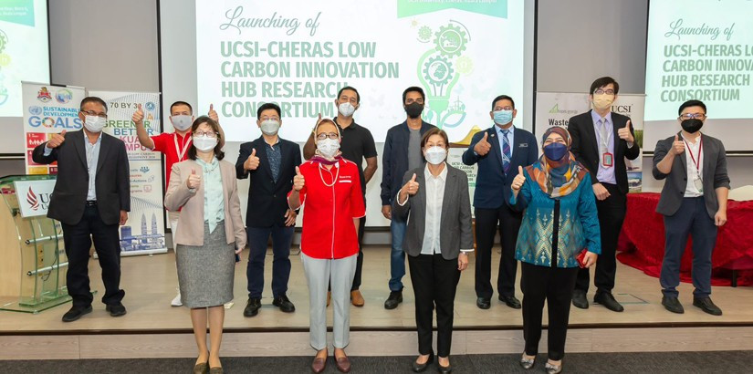 UCSI大学成立“UCSI-蕉赖低碳革新中心研究联盟”对抗气候变化所造成的影响。前排右起为UCSI大学副校长(学术与国际化)拿督罗哈娜教授、彭秀梅、拿督希蒂·哈米莎教授；后排右三起为罗斯里·诺丁、Vinesh Sinha、文卡巴星。