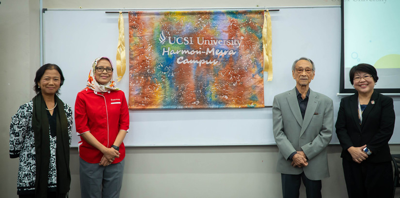 UCSI大学配合的“校园和谐友好周”，推介 “2022年蕉赖可持续发展目标日”。左起为大吉隆坡RCE主席诺莱妮、拿督希蒂哈米莎、丹斯里奥玛阿都拉，及陈慧如。