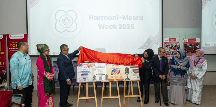 国家团结部长拿督艾伦达干（左三）为UCSI大学和谐-友好周主持开幕。左起为国家团结与融合局总监祖基菲里、UCSI大学校长兼主席拿督希蒂哈米莎荣誉教授、团结部秘书长拿督哈斯丽娜、UCSI大学校委会成员丹斯里奥玛·阿都拉曼荣誉教授、UCSI大学副校长（学术与国际）拿督罗哈娜教授及UCSI大学人文与社会科学院院长罗佳雅教授 。