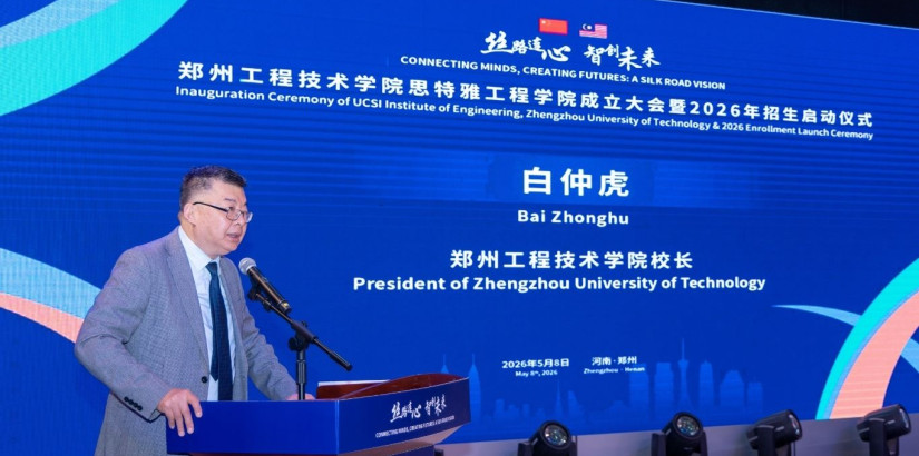郑州工程技术学院校长白仲虎在仪式上宣读教育部关于同意设立郑州工程技术学院思特雅工程学院的批准文件。