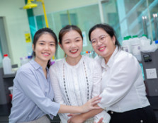 3名UCSI大学医药与健康科学院在读医学生，即将前往美国哈佛大学进行为期一年的“醛固酮信号研究”研究工作。左起为何婧慜、吴惠伶和萧靖柔。