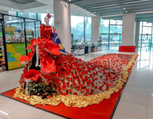 UCSI大学设计“大红花人体模型”（hibiscus mannequin）欢庆国庆日